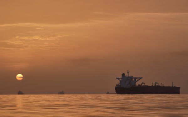 Irán cierra el estrecho de Ormuz tras ataques israelíes