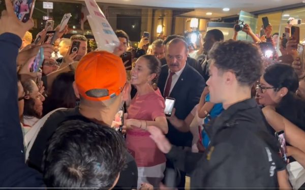 Migrantes en EU reciben a Sheinbaum antes de la final del Mundial