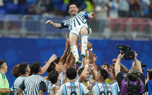 Argentina vence 3-2 a Egipto y avanza a cuartos del Mundial