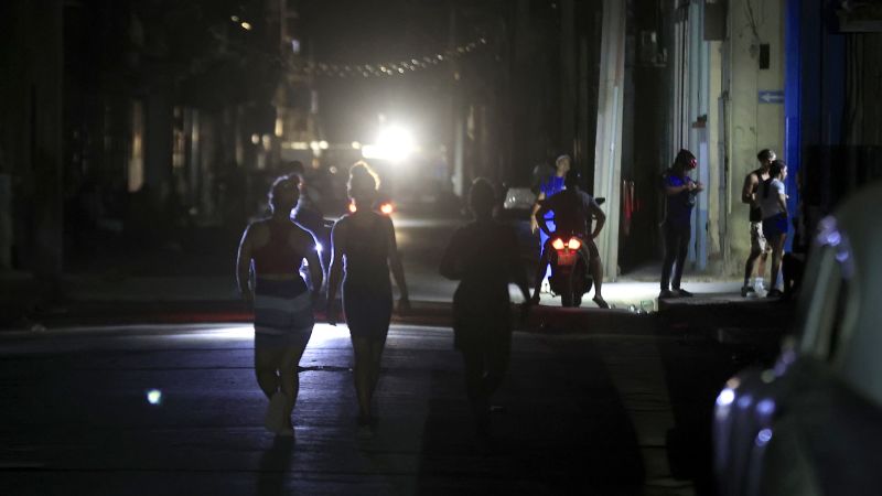 Cuba restaura energía tras colapso, pero sigue afectada