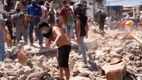Terremoto de 7,4 sacude Colombia; más de 70 muertos