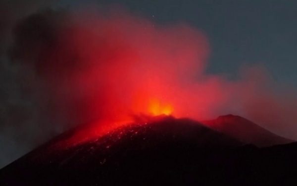 Etna entra en erupción y cierra aeropuerto de Catania
