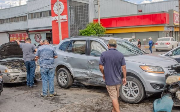 Carambola de 4 vehículos en el bulevar Héctor Terán