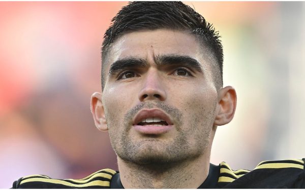 Johan Vásquez anota y es expulsado ante Frosinone