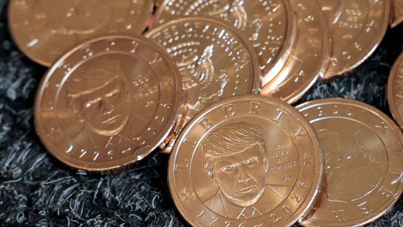 Monedas conmemorativas con cara de Trump se agotan
