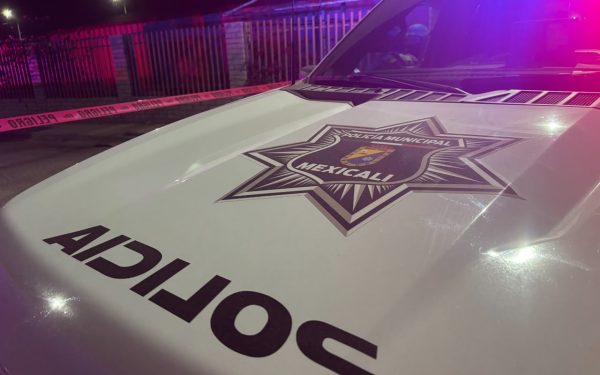 Hombre muere al estrellar su auto contra restaurante en Mexicali