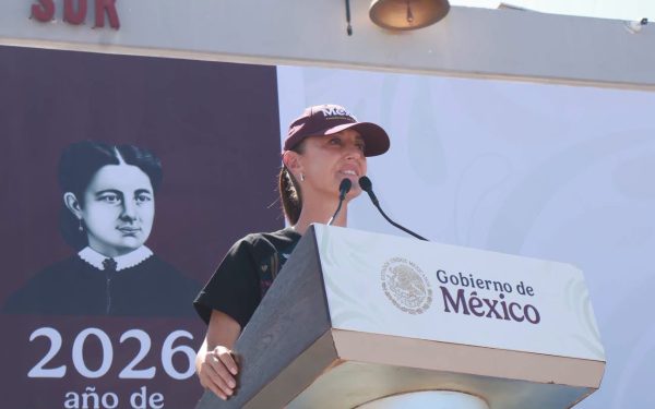 Sheinbaum en BCS: protestas afuera y anuncios adentro