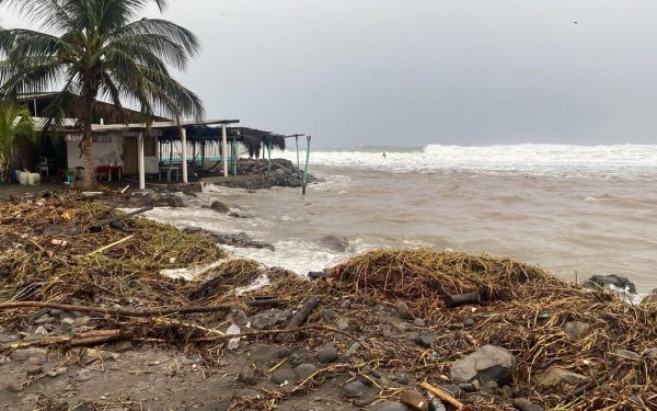 Huracán Simon deja un muerto y se acerca a Mazatlán, Sinaloa