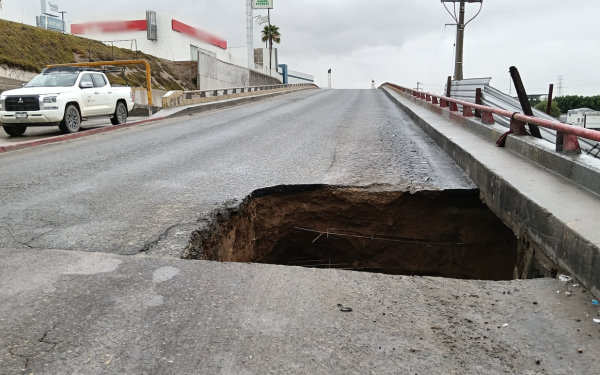 Cierran puente en Tijuana por socavón agravado tras lluvias del fin de semana