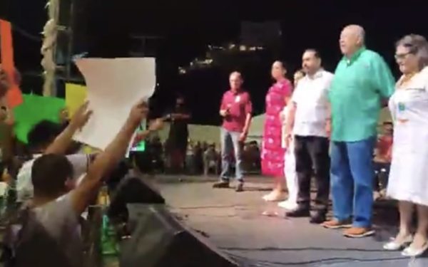 Ciudadanos increpan al gobernador de BCS durante inauguración de festival en Los Cabos
