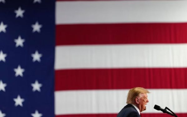 Trump redefine el poder presidencial con acuerdo ruso, ejecuciones y deportaciones masivas