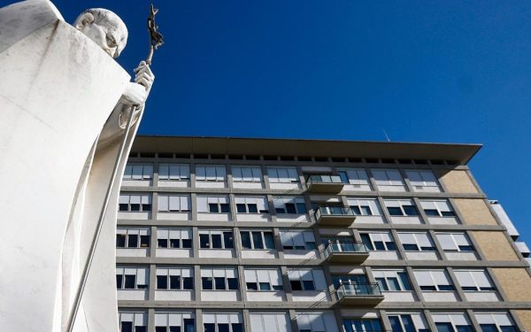 Papa Francisco fue operado con éxito en hospital de Roma