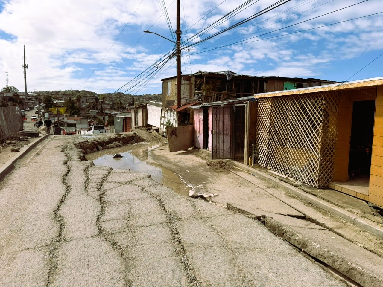 Tijuana analiza reubicar a 21 familias afectadas por deslizamientos en colonia 3 de Octubre