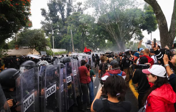 Investigan a 17 policías estatales por uso excesivo de fuerza en Guadalajara