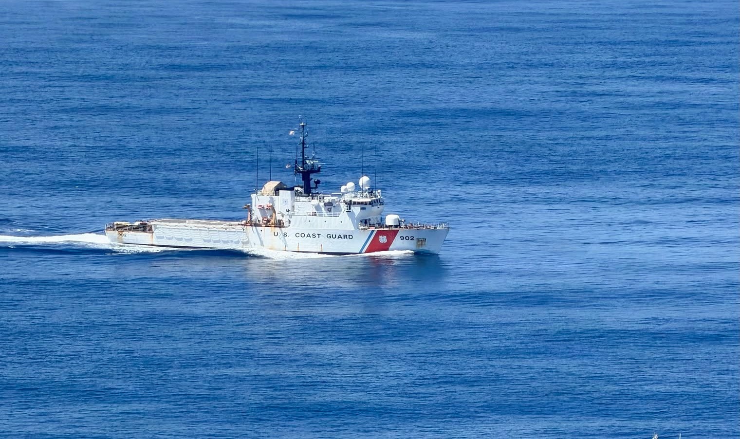 Suspenden búsqueda de 11 desaparecidos tras hundimiento de embarcación frente a Ensenada