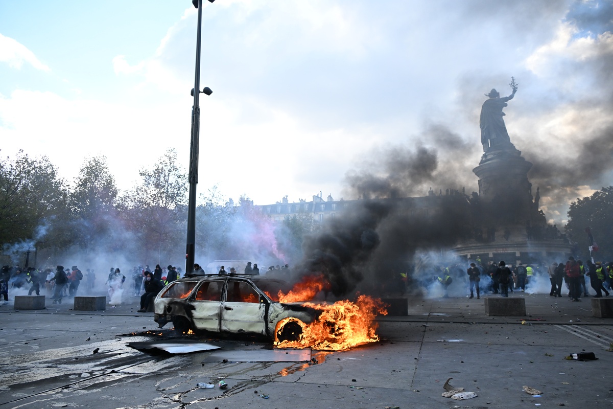 Francia decreta toques de queda y ayudas tras violentas protestas