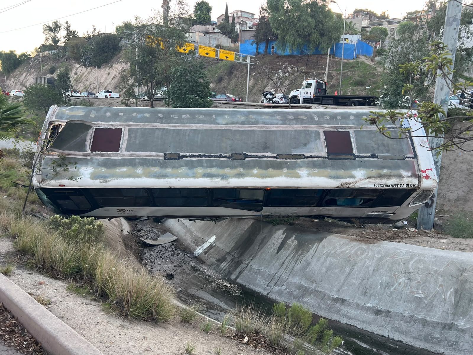 Autobús de personal cae a canalización de cuatro metros en bulevar Rosas Magallón