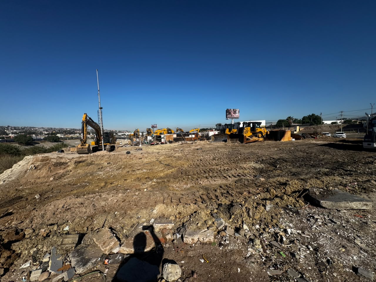 Conagua despliega 20 máquinas para demoler viviendas en cauce del Río Tijuana