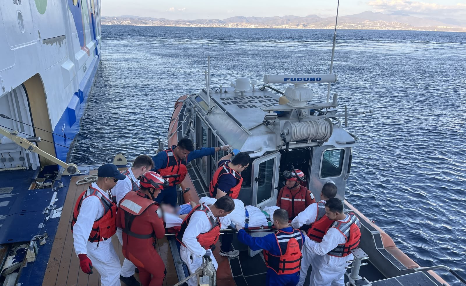 Evacúan a mujer extranjera con apendicitis desde crucero en aguas de Ensenada