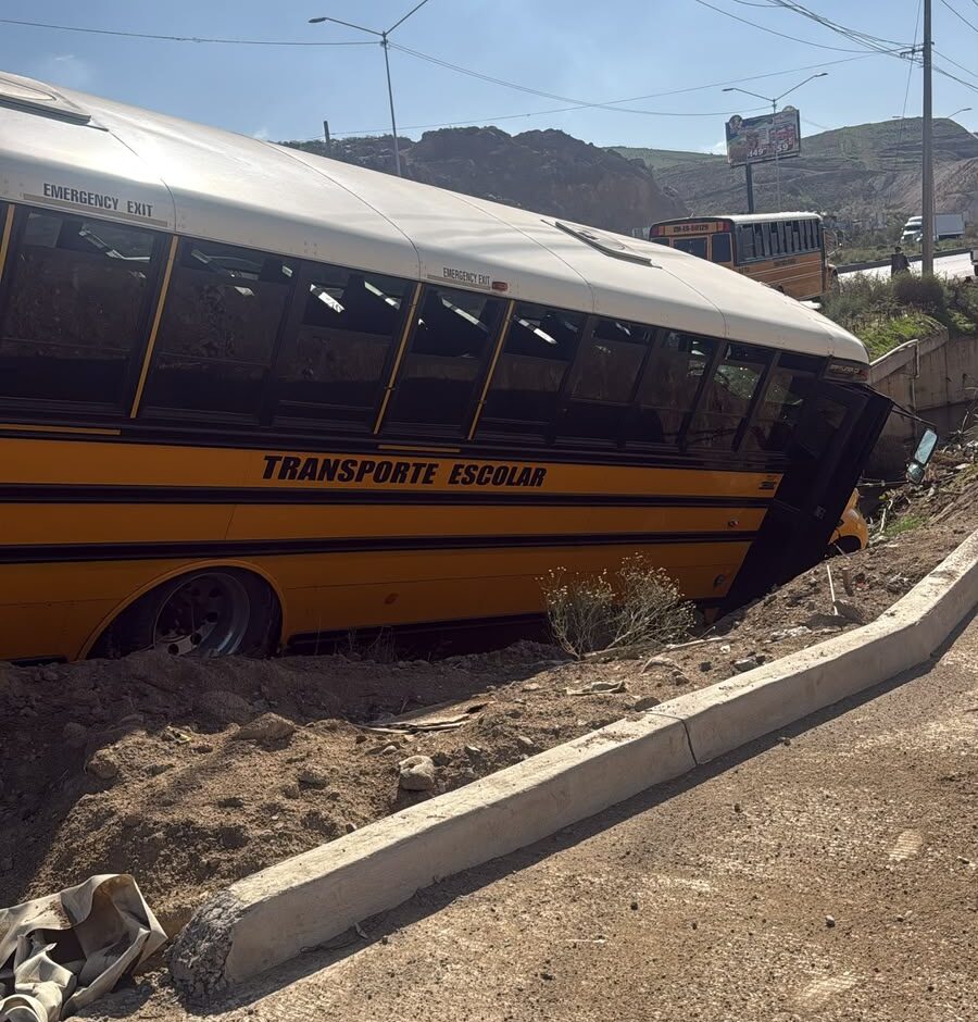 Camión escolar con 20 estudiantes cae a canal en el Corredor 2000