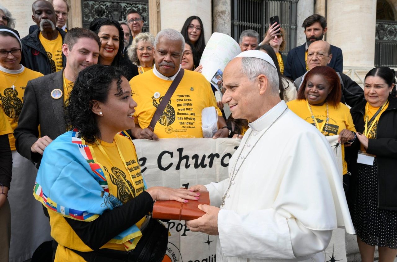 Papa León XIV recibe a activistas que asisten a migrantes detenidos en Chicago