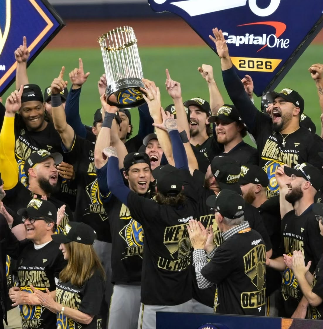 Cerveceros de Milwaukee se coronan campeones de la Serie Mundial por primera vez