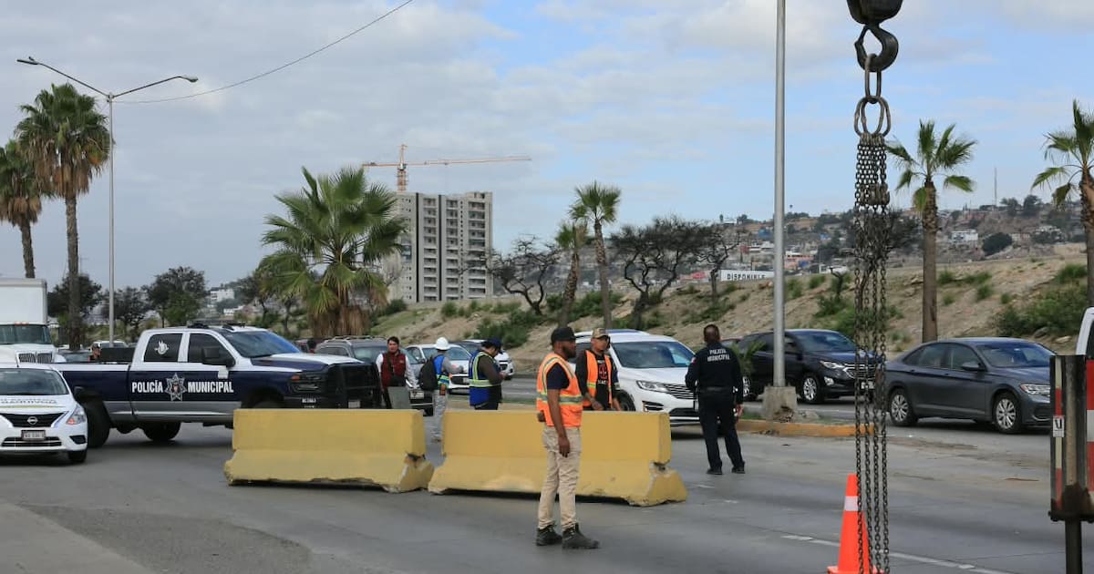 Cierran carriles lentos de Vía Rápida Poniente por reparación pluvial