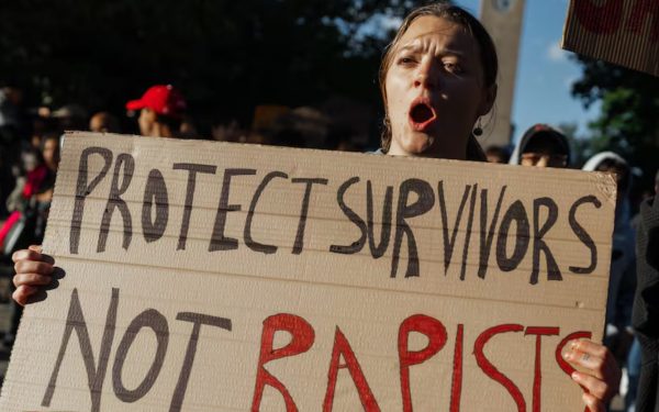 Profesores de Cornell critican manejo de violación de alumna